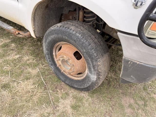 Image of Ford F-350 equipment image 3