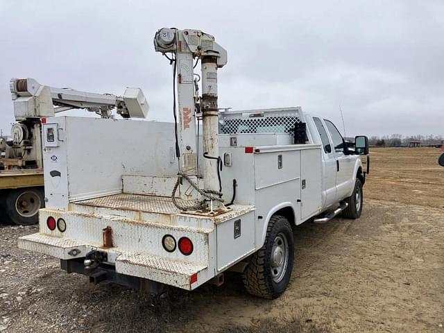 Image of Ford F-350 equipment image 2