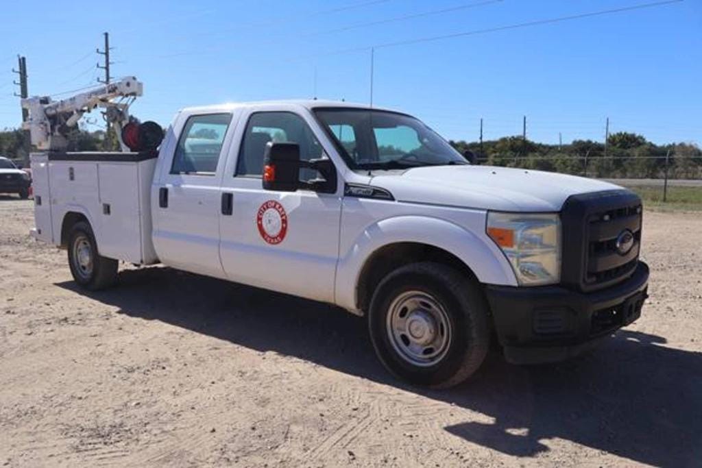 Ford F-350 Equipment Image0