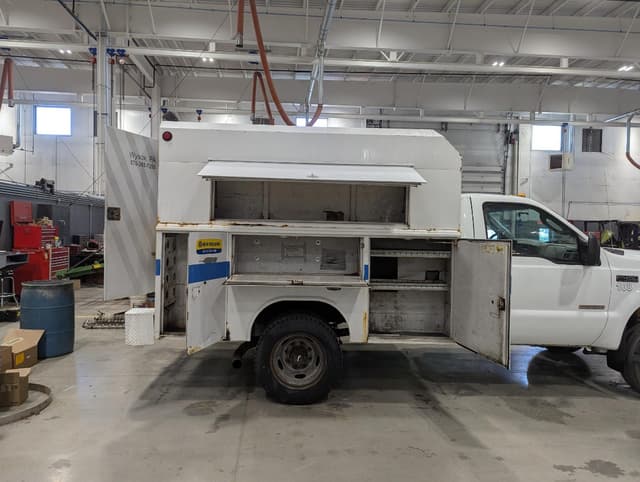 Image of Ford F-450 equipment image 4