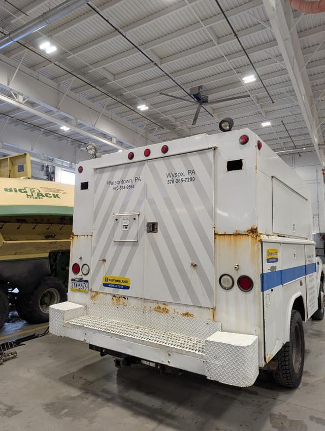 Image of Ford F-450 equipment image 3