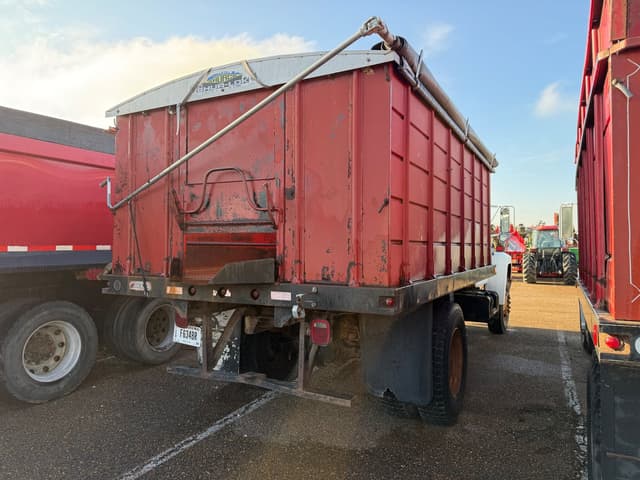 Image of Ford F-700 equipment image 4