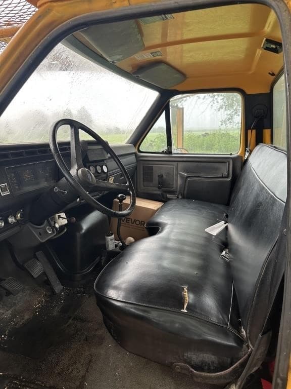 Image of Ford F-700 equipment image 4