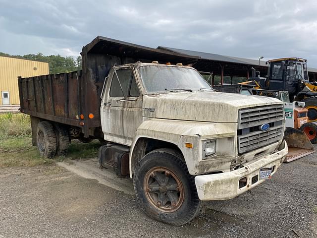 Image of Ford F-700 equipment image 2