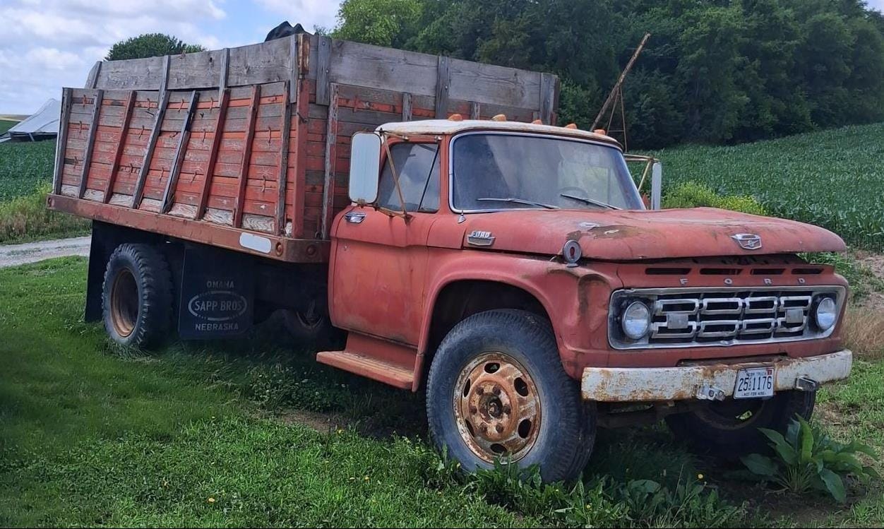 Ford F-700 Equipment Image0