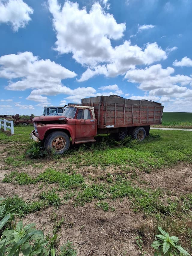 Image of Ford F-700 equipment image 3