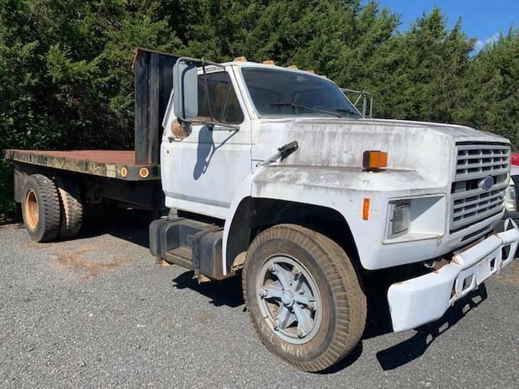 Image of Ford F-700 Primary Image