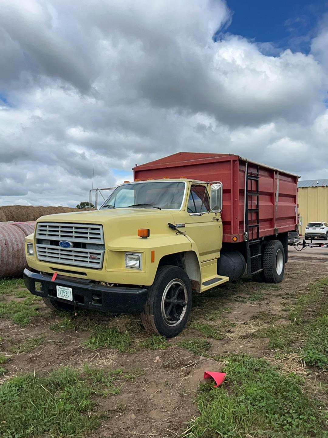 Image of Ford F-700 Primary image