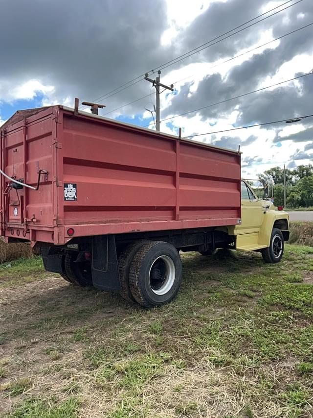 Image of Ford F-700 equipment image 3
