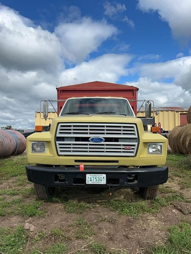 Image of Ford F-700 equipment image 2