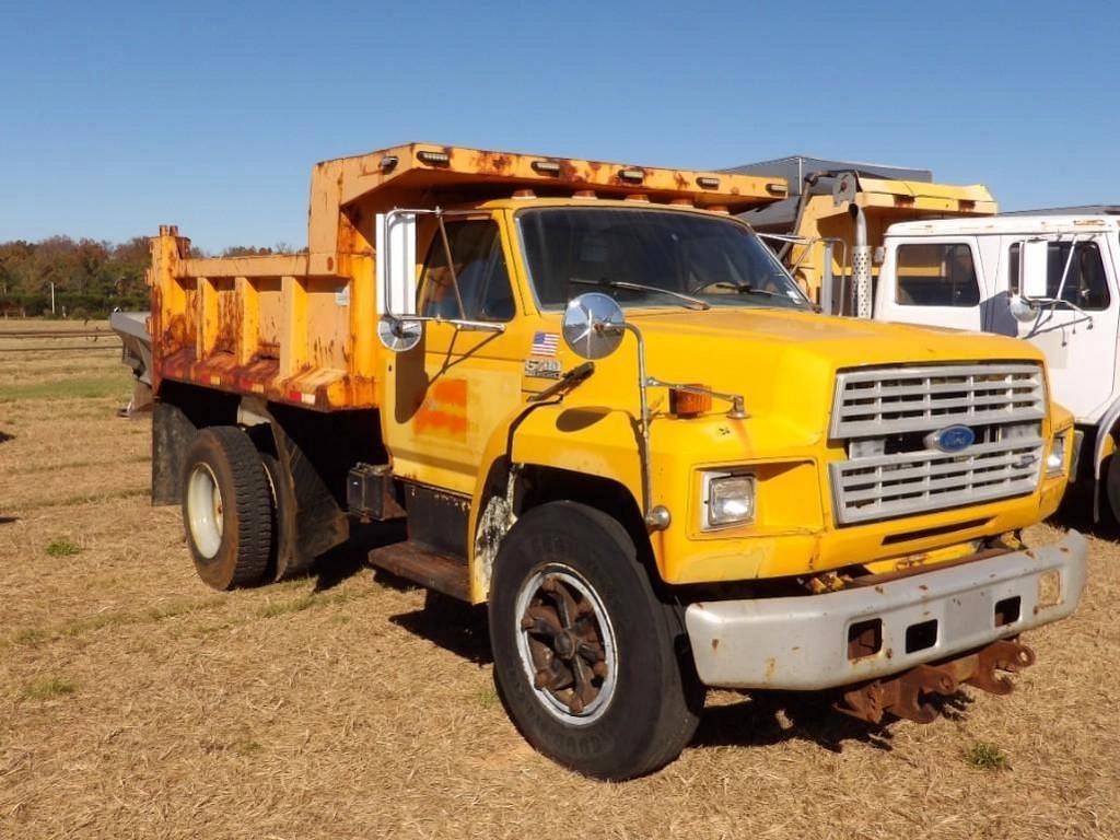 Image of Ford F-700 Primary image