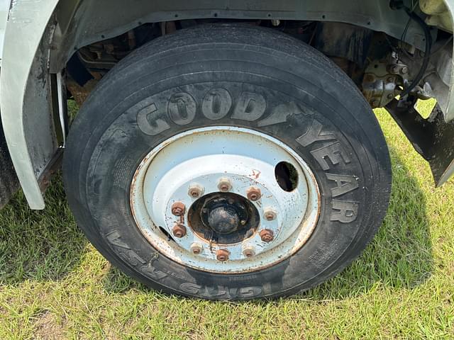 Image of Ford F-700 equipment image 1