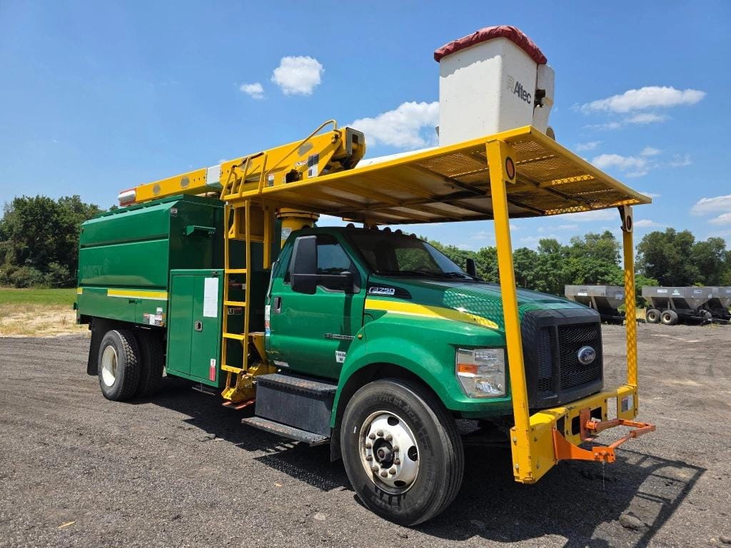 2017 Ford F-750 Equipment Image0