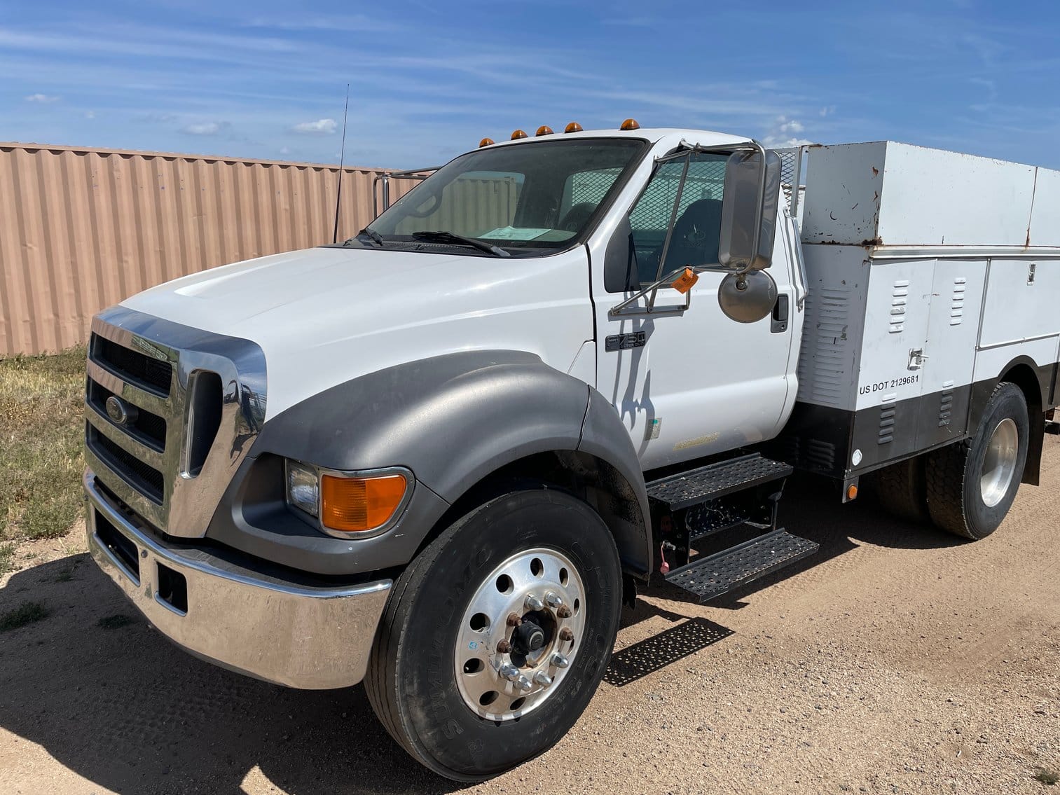 2005 Ford F-750 Equipment Image0