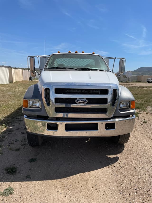 Image of Ford F-750 equipment image 3