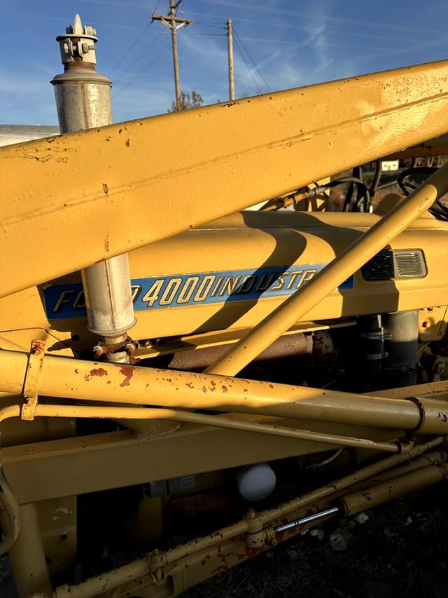 Image of Ford 4000 equipment image 3