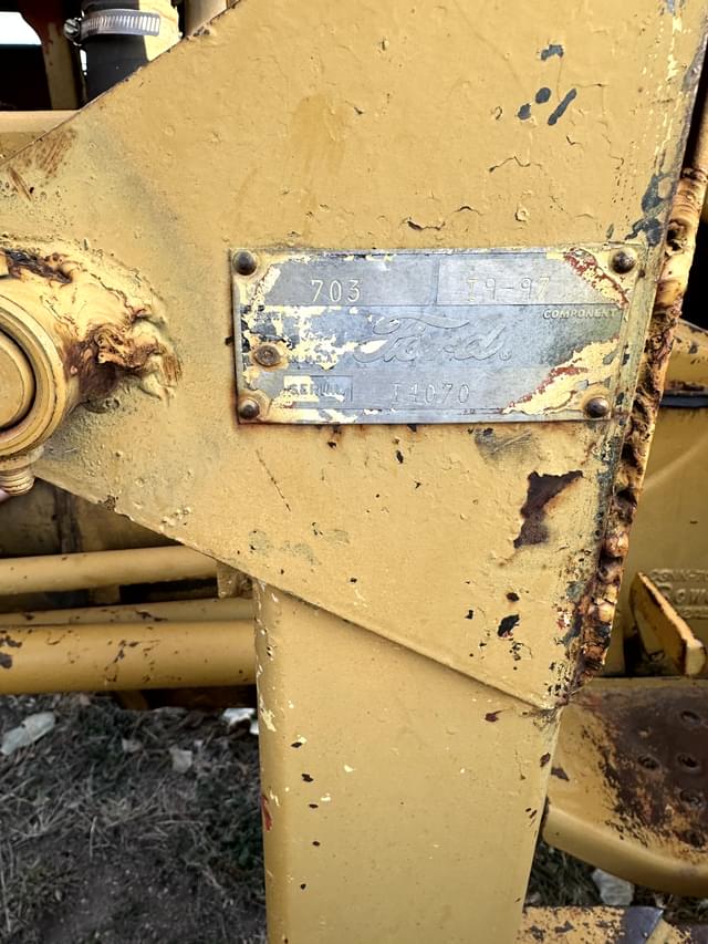 Image of Ford 4000 equipment image 4