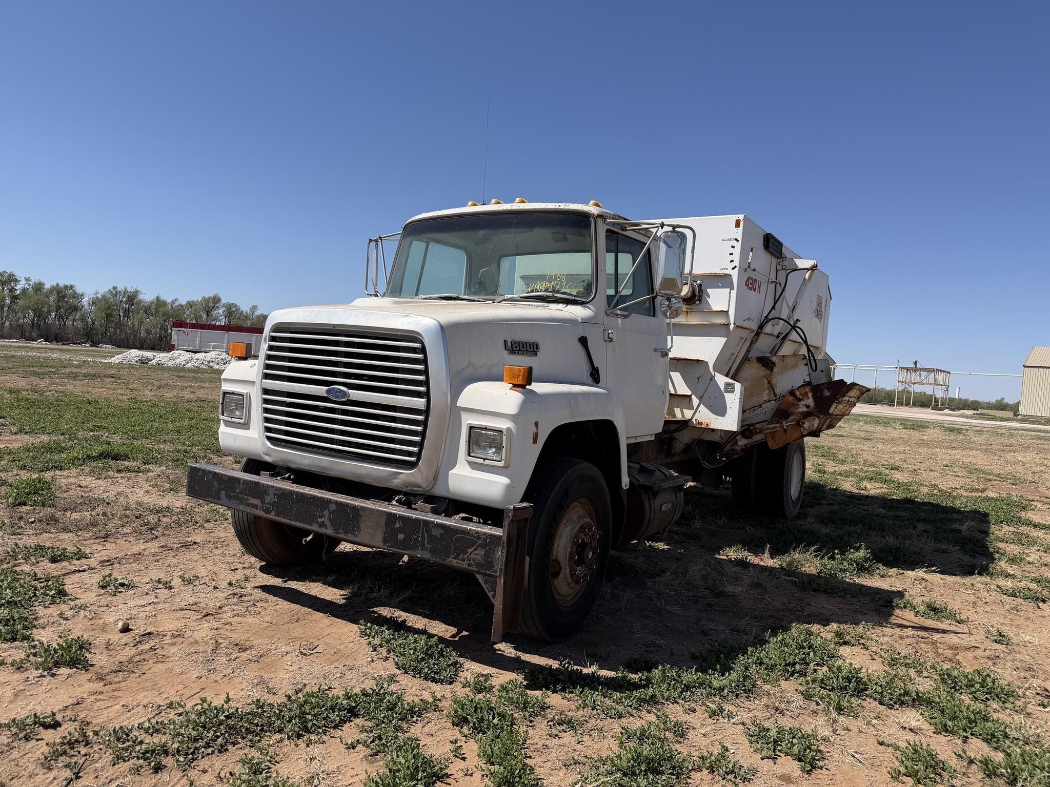 Ford L8000 Equipment Image0