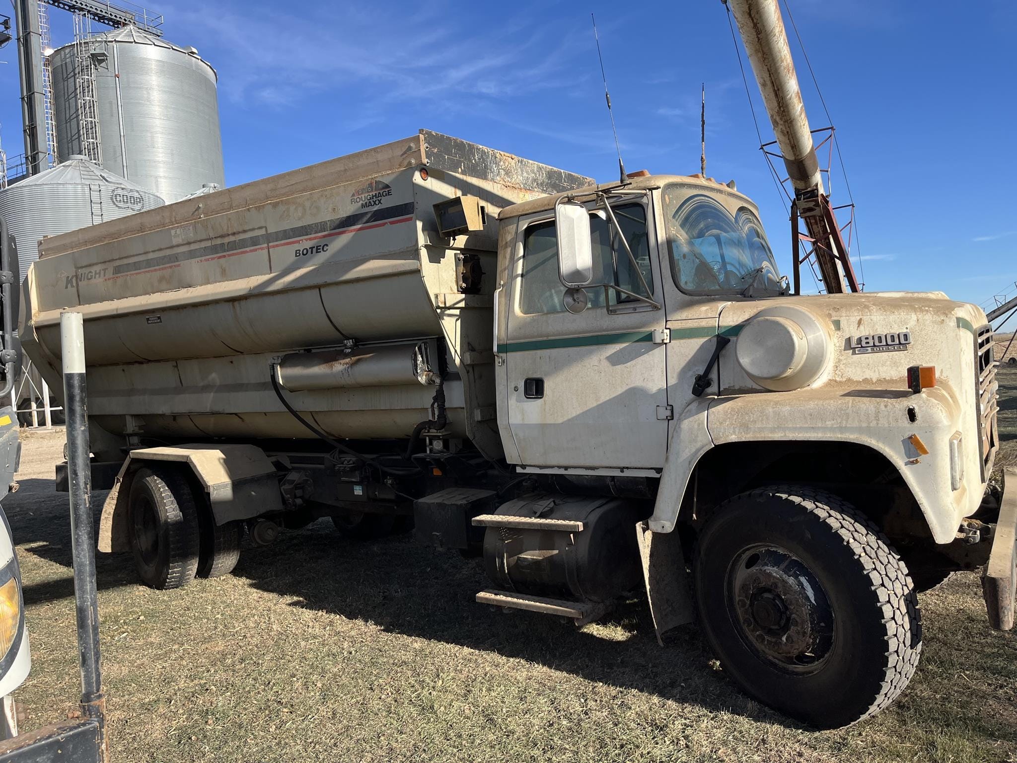 Main image Ford L8000