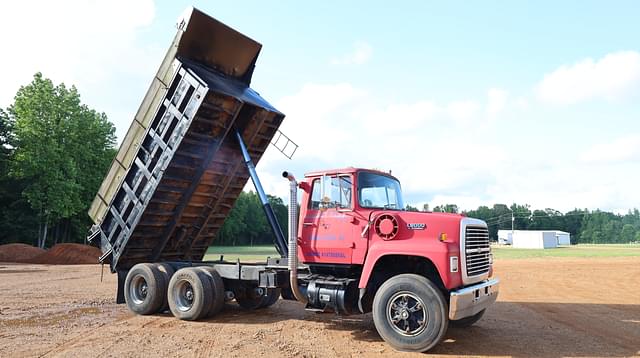 Image of Ford L8000 equipment image 4