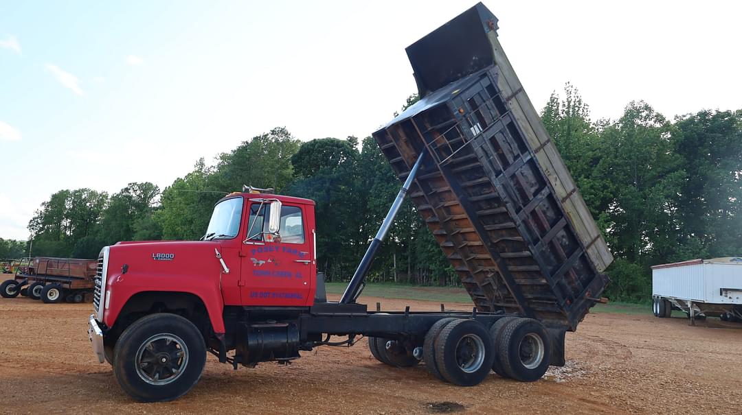 Image of Ford L8000 Primary image