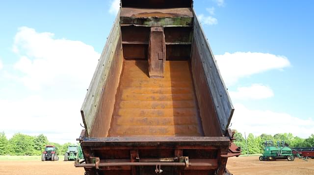 Image of Ford L8000 equipment image 3