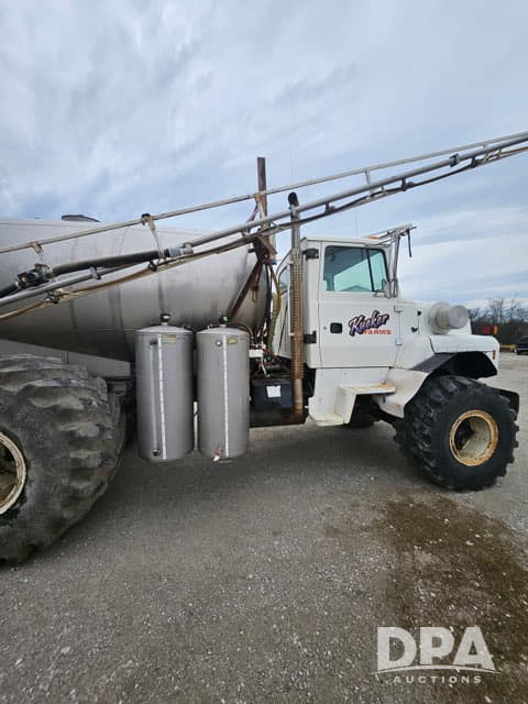 Image of Ford L8000 equipment image 4