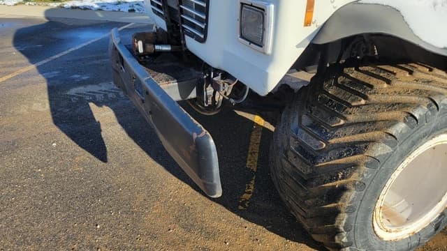 Image of Ford L8000 equipment image 3