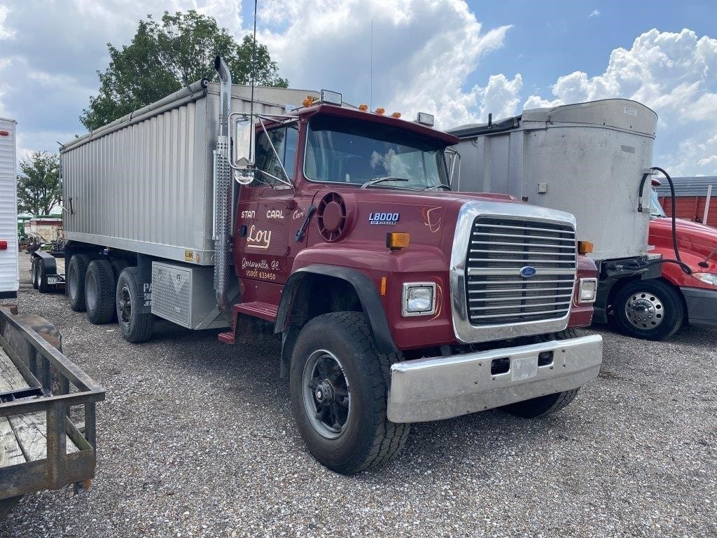 Ford L8000 Equipment Image0