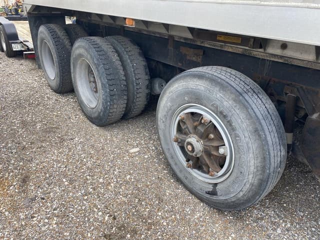 Image of Ford L8000 equipment image 2