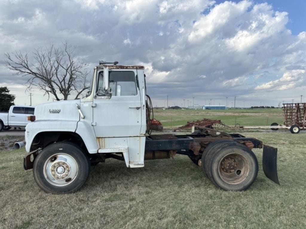 1987 Ford L8000 Equipment Image0