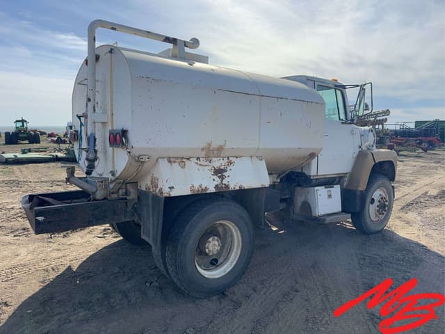 Image of Ford L8000 equipment image 3