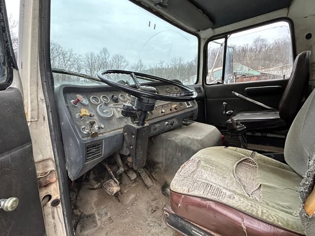 Image of Ford L9000 equipment image 4