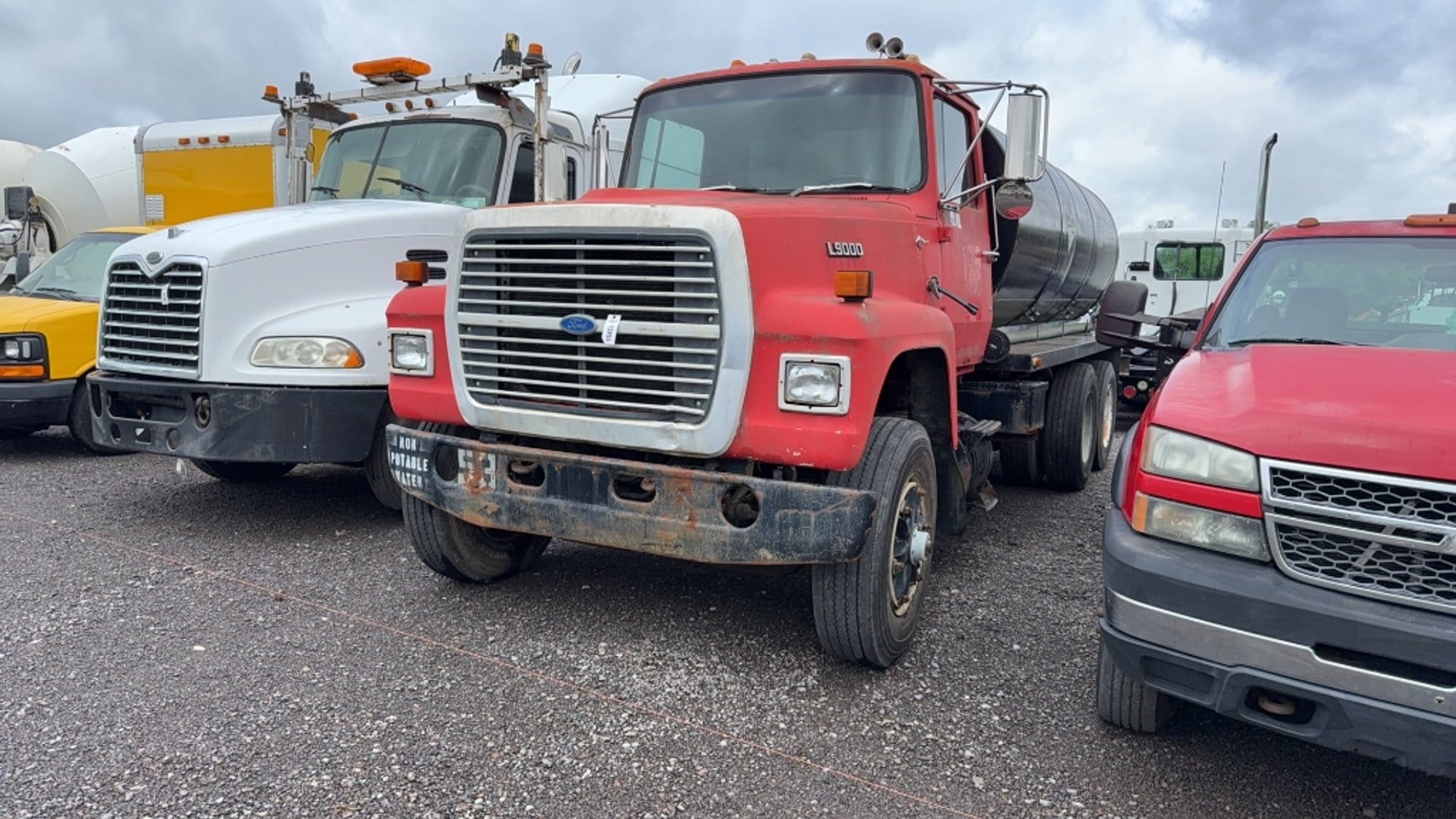 Ford L9000 Equipment Image0