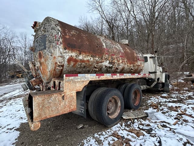 Image of Ford L9000 equipment image 4