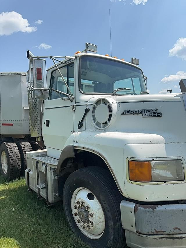 Image of Ford Aeromax L9000 equipment image 3