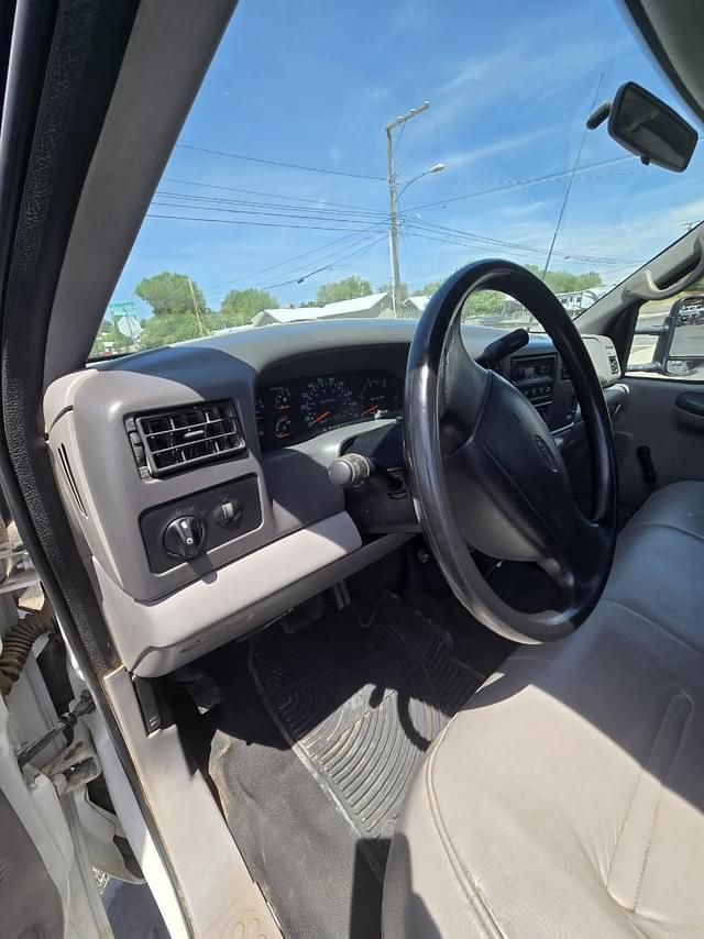 Image of Ford F-550 equipment image 3