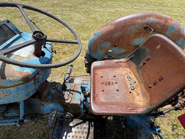 Image of Ford 2000 equipment image 4