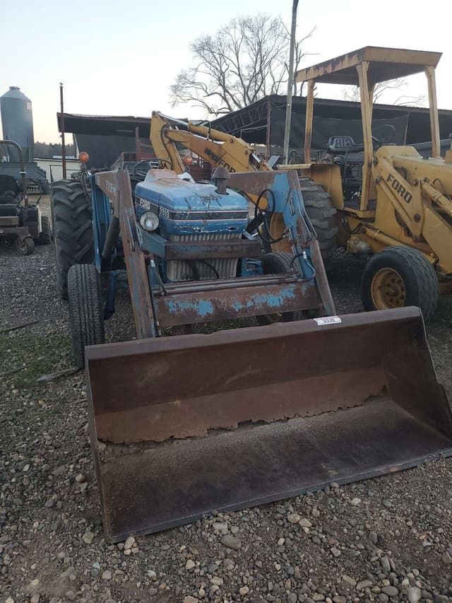 Image of Ford 3910 equipment image 4