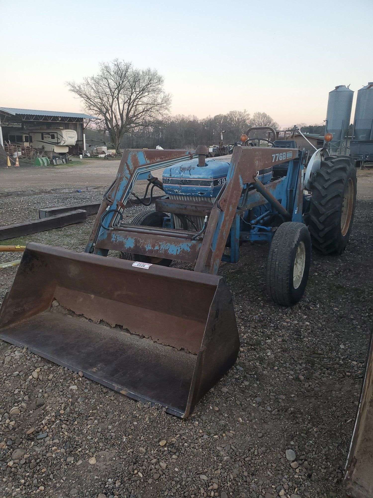 Ford 3910 Equipment Image0