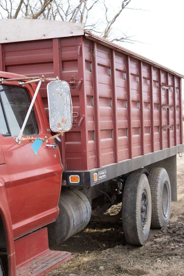 Image of Ford F-700 equipment image 4
