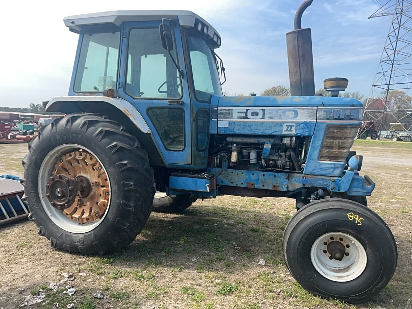 Ford TW-5 Equipment Image0