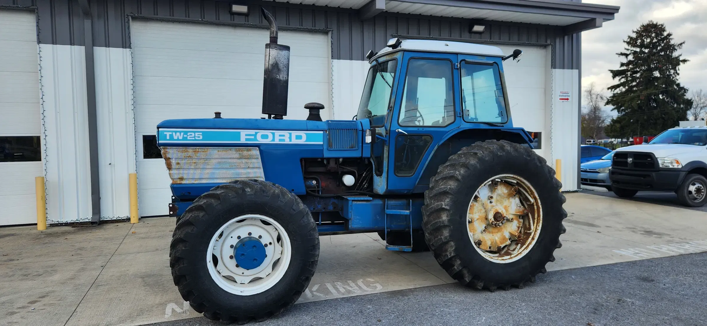 Ford TW-25 Equipment Image0