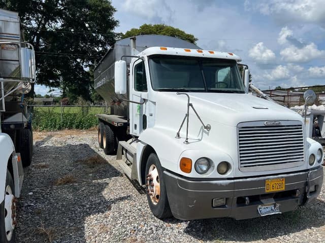 Image of Freightliner CST120 equipment image 3