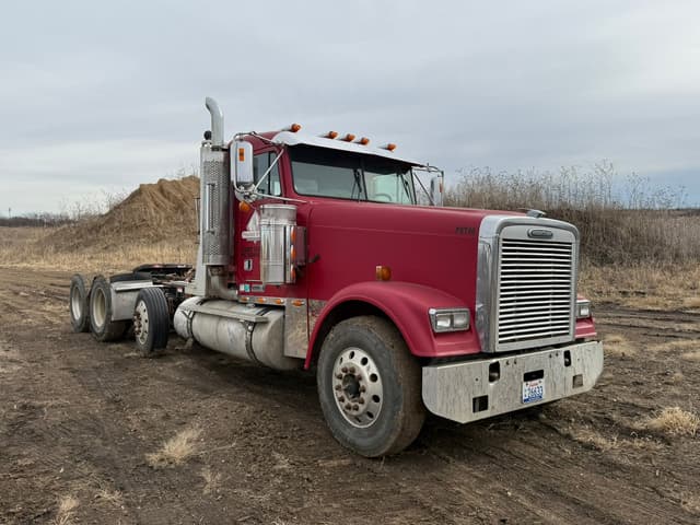 Image of Freightliner Classic XL equipment image 2