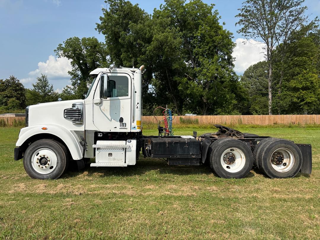 Image of Freightliner 122SD Primary image