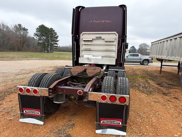 Image of Freightliner Classic equipment image 3