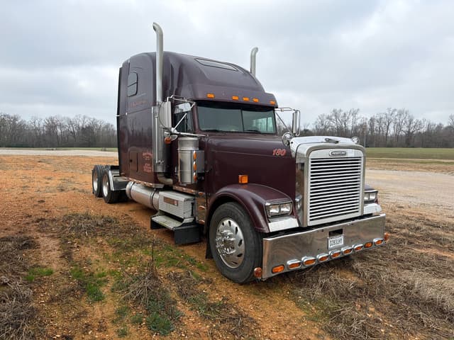 Image of Freightliner Classic equipment image 1