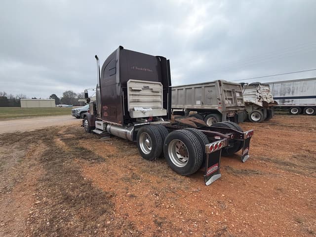 Image of Freightliner Classic equipment image 4