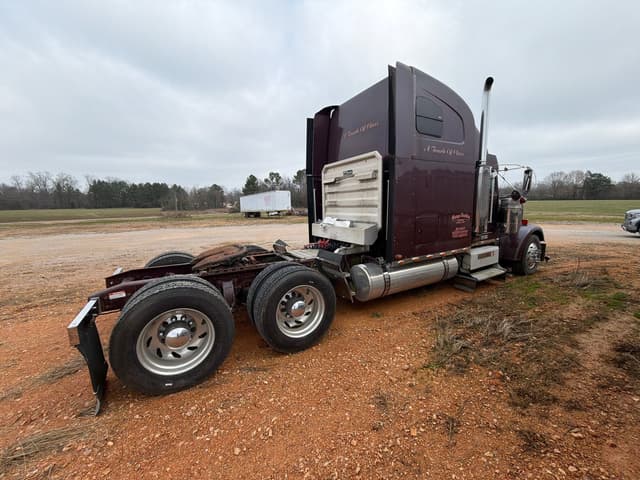Image of Freightliner Classic equipment image 2
